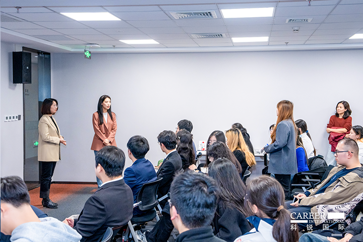 知名人力资源服务商CA88官网国际的相关资深顾问与企业高级负责人在参访末尾回答现场关于人力资源产业的问题